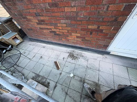 Flat roof and parapet cleared of the old covering